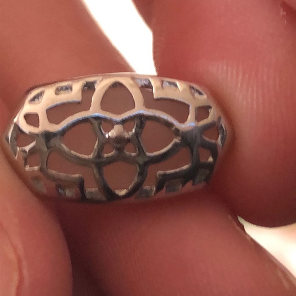 NWOT super cute Kendra Scott earrings - Picture 4 of 5